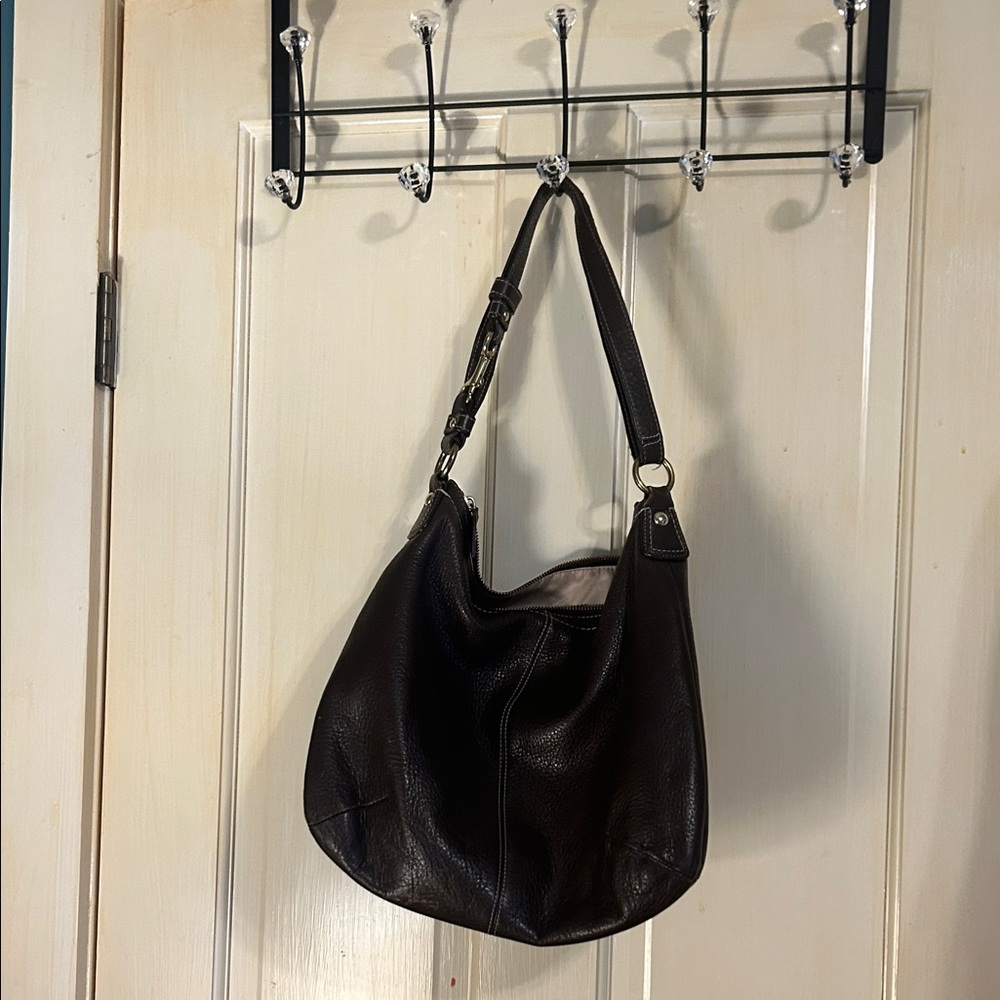 Elegant Black Leather Shoulder Bag - Picture 2 of 10
